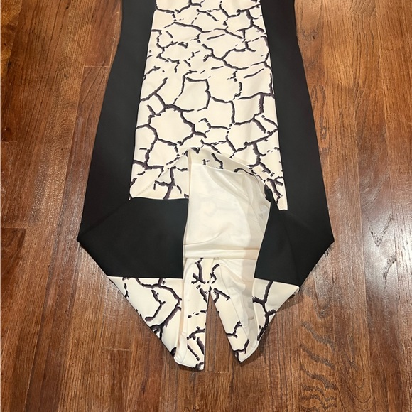 Anne Fontaine PENDA Cracked Print Blk and Wht Cap - Picture 3 of 10